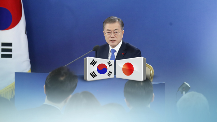 문 대통령, 한일관계 개선 손짓…아베 총리와도 만날까