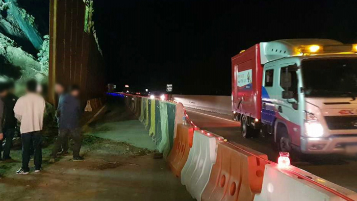 청주~영덕 고속도로 낙석사고…청주방향 <em class='find'>차량</em> 통제