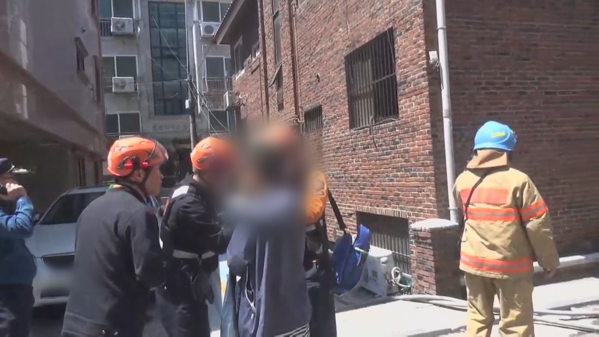 [핫클릭] "자는데 시끄럽게 해" 부모 앞 분신 30대 사망 外