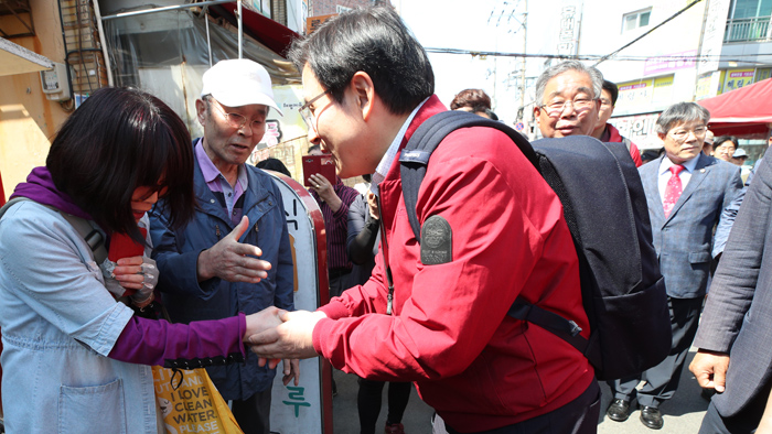 황교안, 총선 승부처 부산서 '백팩' 장외투쟁