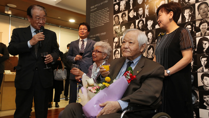 "우리의 삶을 무대에 펴냈죠"…임영웅 50년 기록전