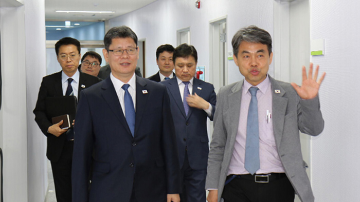 "리선권에게 안부를"…김연철 첫 개성行<em class='find'>에</em>도 만남 불발