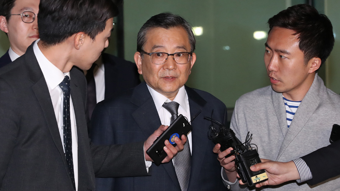 김학의 14시간 조사받고 귀가…혐의 전면 부인