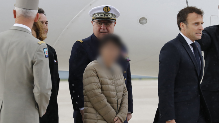 한국인 등 피랍자 3명 프랑스 도착…마크롱, 활주로서 맞이