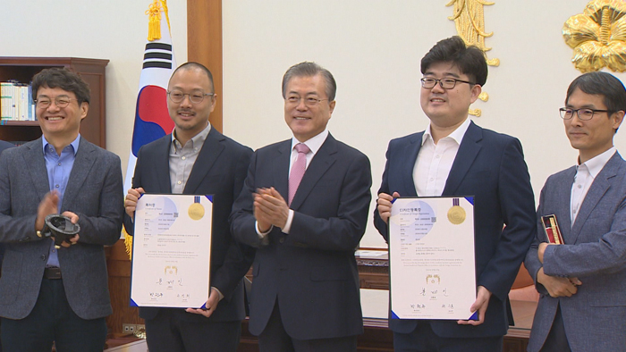 문 대통령 200만번째 특허 직접 수여…기술혁신 강조
