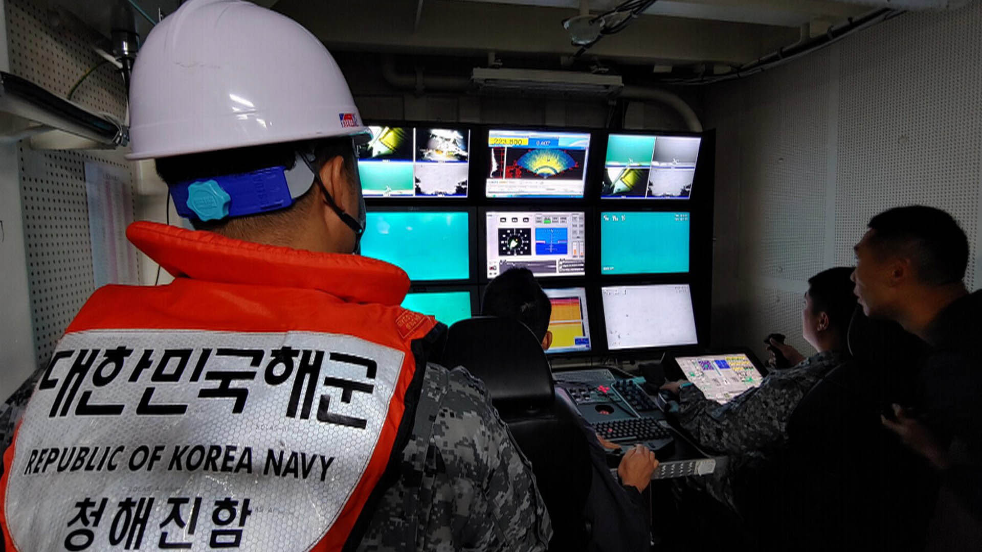 헬기 추락 현장 청해진함 투입…수중수색 후 인양 착수