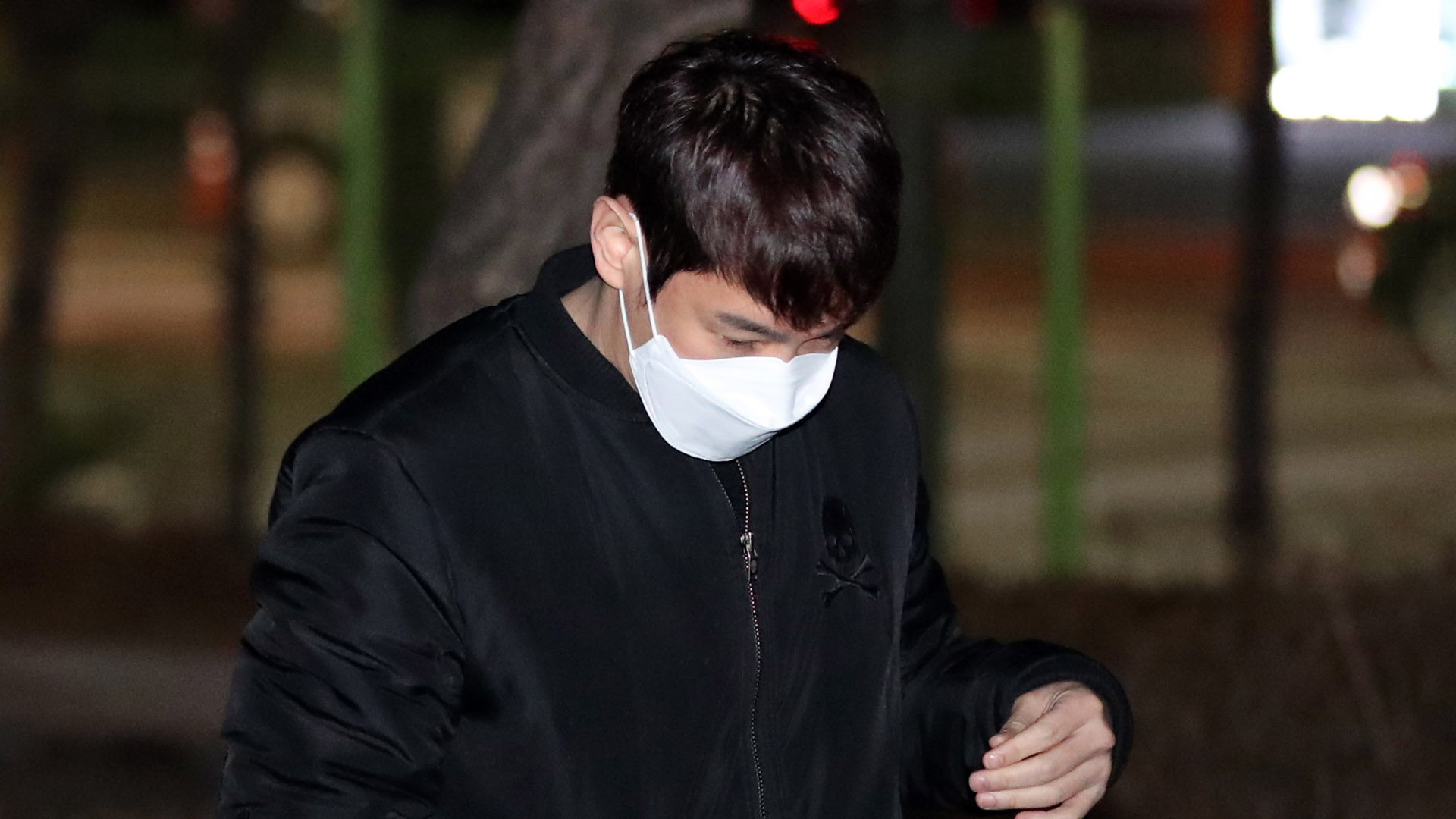 '음주운전 적발' 환희, 경찰 출석에서 "죄송합니다"