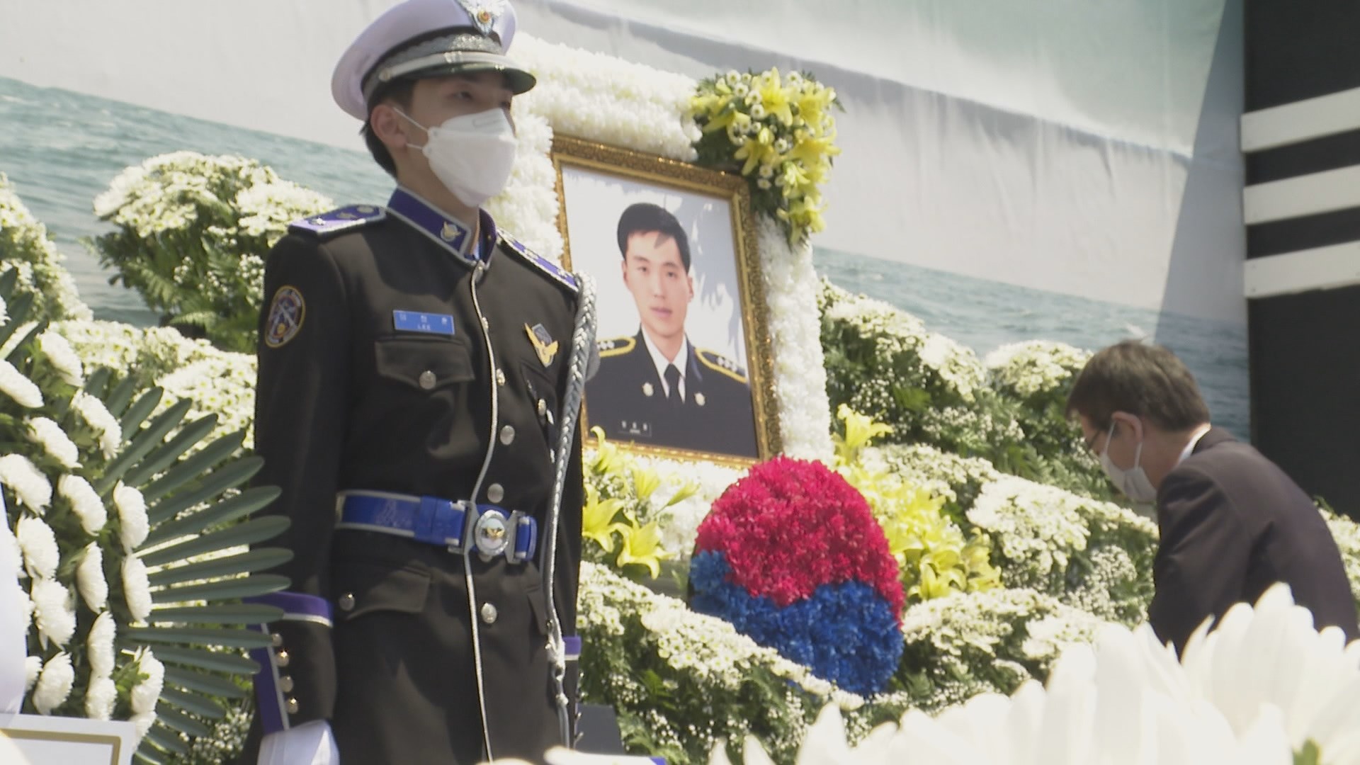 다이버 구하다 숨진 故 정호종 경장, 눈물의 영결식