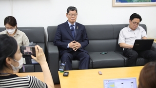 남북관계, 6·15 이전으로…김연철 통일장관 사의 표명