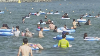 폭염에 폐장 앞둔 해수욕장 피서객들로 '북적'
