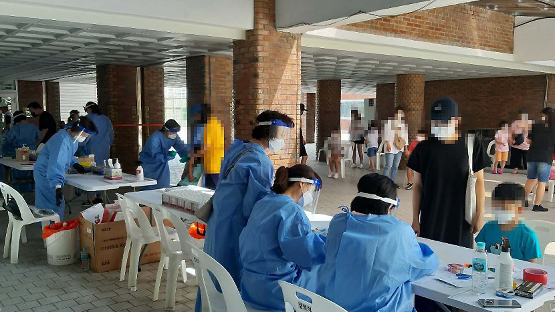 신규 확진 사흘째 300명대…"전국 대유행 위기"