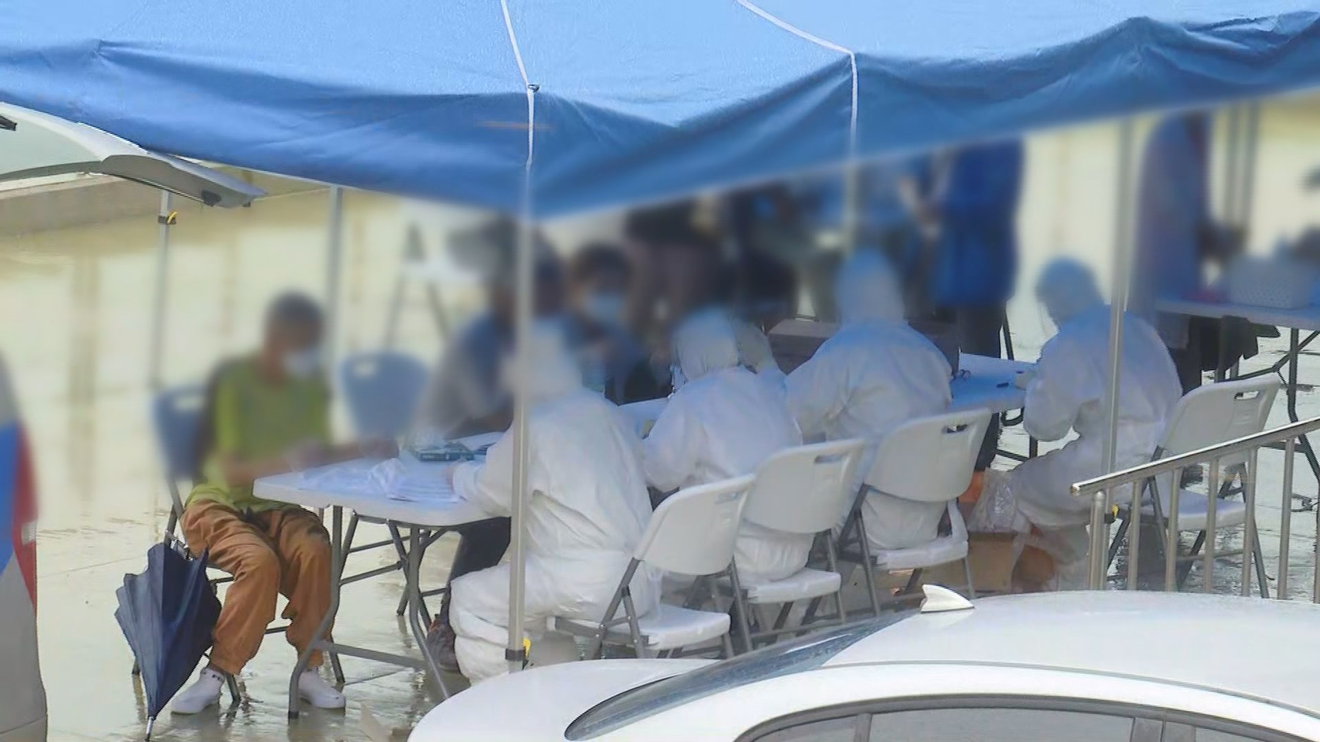 신규 확진 400명 육박…"전국 대유행 위기"