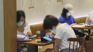 마스크 의무화 첫날…마실때 벗어도 삼킬땐 써야