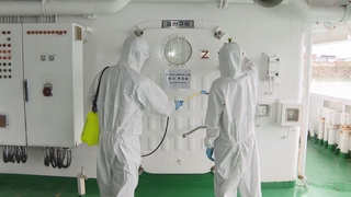 머리부터 발끝까지…3천톤 경비함도 소독약 샤워
