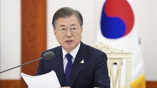문대통령 "방역조차 정치화…정치 제 역할 못해"