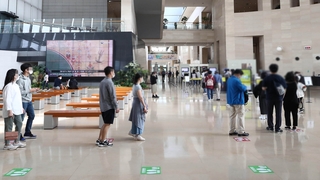 전국 '사회적 거리두기' 내일부터 1단계로 낮춘다
