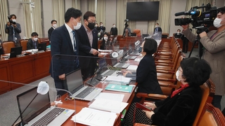 靑 참모진 불출석에 野 강력 반발…운영위 국감 연기