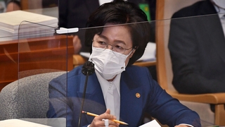 특활비 논란 확산…秋 "문제없다"·野 "靑도 따져봐야"