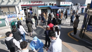 코로나19 신규 확진 343명…"거리두기 격상 검토"