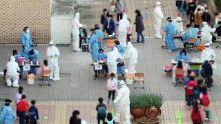 또다시 거리두기 격상에도…"내주 하루 900명 우려"