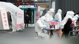 신규확진 1천명 아래로…"각종 모임 통한 감염 심각"