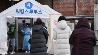 신규확진 닷새만 800명대…"이번달 유행 반전시켜야"