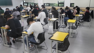 거리두기는 유지…카페 취식·노래방·학원 영업 허용