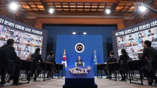 최초 온·오프라인 기자회견…백신 불안감 다독이기