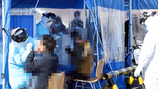 휴일 검사 감소로 확진 305명…"재확산 우려"