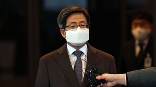 보궐선거 두달앞…'김명수 거취' 놓고 커지는 대립각