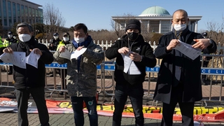 "피해 보상이라도"…영업증 찢은 유흥업종사자들