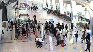 귀성길 대신 여행길…북적이는 김포공항