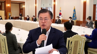 문대통령 "코로나 벗어나면 국민 위로지원금 검토"