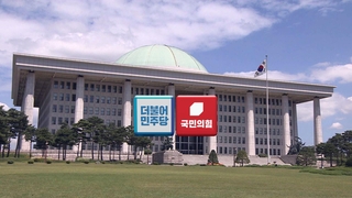 '대통령 1호 접종' 설전…"솔선수범" vs "불안조장"