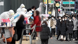 또 400명대 확진…거리두기 조정안 26일 발표