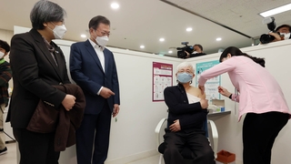 문대통령 "기꺼이 AZ 백신 맞겠다"…이달말 접종 예상