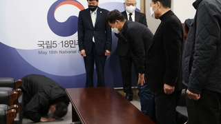 유족 앞에 무릎 꿇은 5·18 계엄군…첫 사과
