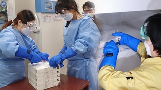 화이자 백신 25만 명분 국내 도착…신뢰 확보 관건