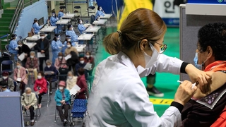 어르신들로 북적인 접종센터…"독감주사 같네"