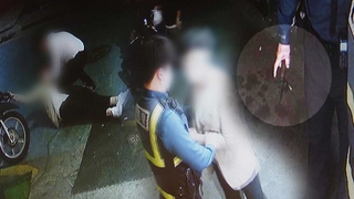 [단독] "다트에 쏴보자"…만취 20대 주점서 권총 위협