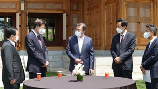 문대통령 "사면, 국민공감·통합 함께 고려해야"