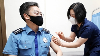 "불안감 떨쳐버리세요"…이국종도 공개 접종