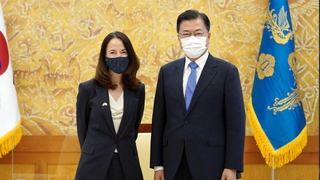 문대통령, 美정보수장 접견…"한미동맹 더욱 굳건히"