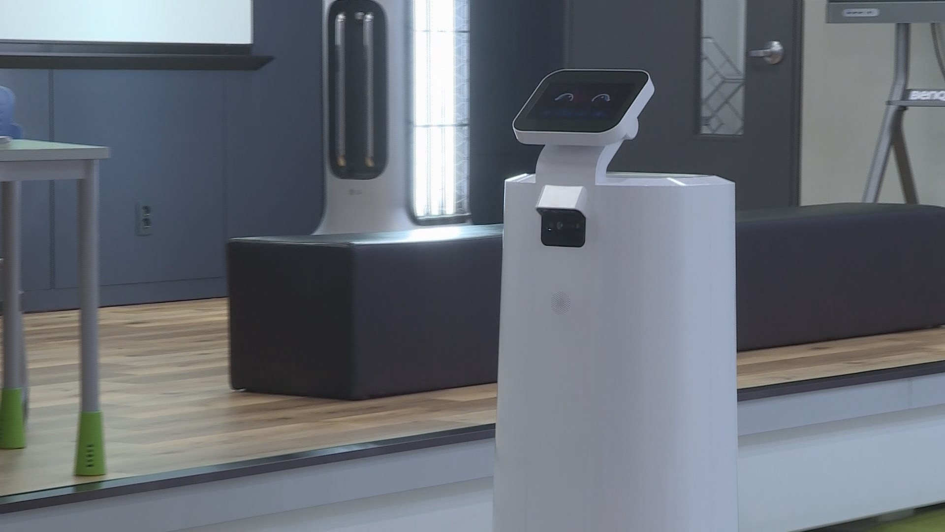 [비즈&] LG클로이 로봇 교육박람회 참가…교실 살균·물품 배달 外