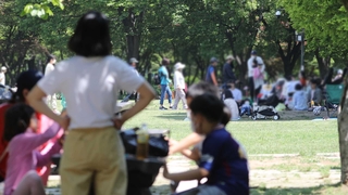 휴일 도심공원 곳곳 '북적'…"마스크는 필수"