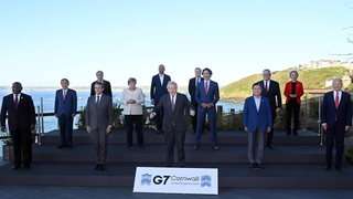 G7정상과 머리 맞댄 문대통령…"사실상 G8"