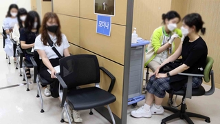 7월엔 젊은층까지 접종 확대…델타 변이 차단 과제
