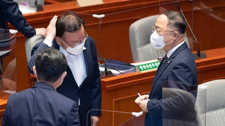 한발 물러선 정부…"여야 합의시 전국민 지급 검토"