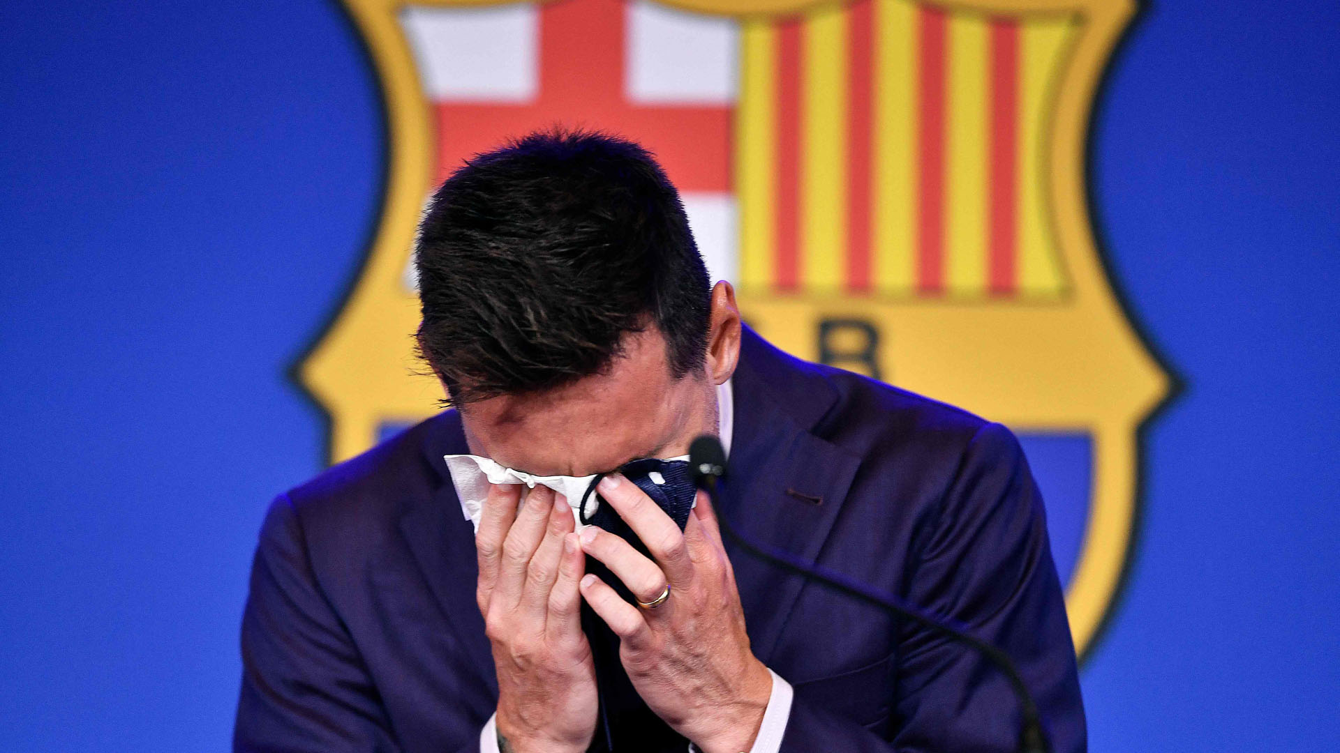 온라인카지노 경찰 벳무브 떠나는 온라인카지노 경찰 벳무브, 고별 기자회견서 눈물