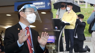 무릎 꿇은 직원·장관 취재 강요…법무부 과잉 의전 '빈축'